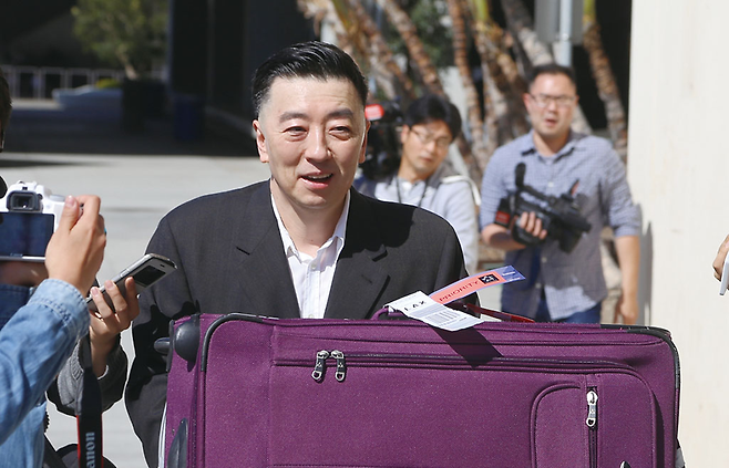 ‘BBK 주가조작’ 사건으로 8년간 수감생활 끝에 만기출소한 김경준 전 BBK투자자문 대표(51) 가 3월29일(현지 시각) 미국 로스앤젤레스국제공항(LAX) 입국장에서 나와 주차장으로 가고 있다. © 사진=연합뉴스