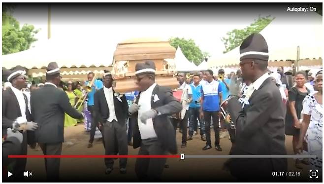 최근 가나의 한 마을에서 치러진 장례식에서 ‘춤추는 상여꾼’들이 흥겨운 음악에 맞춰 춤을 추고 있다. 영국 <비비시> 방송 화면 갈무리