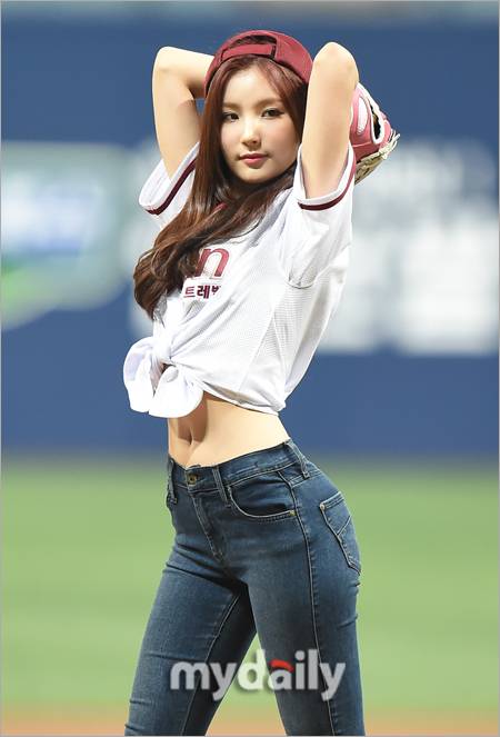 ▲엘리스 소희 '엉덩이 쭉 빼고 허리는 드러내고'