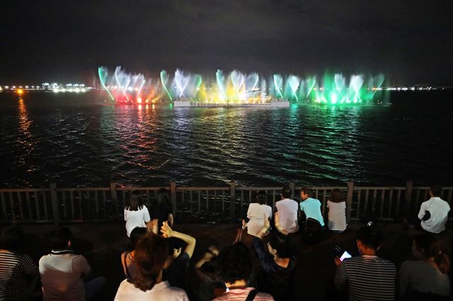 평화광장 앞에는 밤마다 화려한 레이저와 조명과 함께 분수 쇼가 펼쳐진다. 사진=조두현 기자