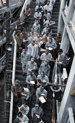 영화 ‘군함도’에서 조선인 강제징용자들이 숙소를 배정받기 위해 내려가는 장면. /CJ엔터테인먼트