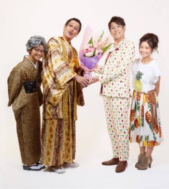 피코 타로(왼쪽에서 두 번째)가 야스에다 히토미(오른쪽)와의 결혼 소식을 올리며 공식 블로그에 올린 사진.