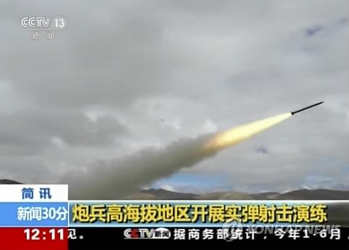 (베이징 AP=연합뉴스) 중국이 인도와 국경을 맞대고 있는 티베트 지역에서 로켓 발사 훈련을 하고 있는 모습으로 4일(현지시간) 중국 CCTV가 공개했다.       ymarshal@yna.co.kr