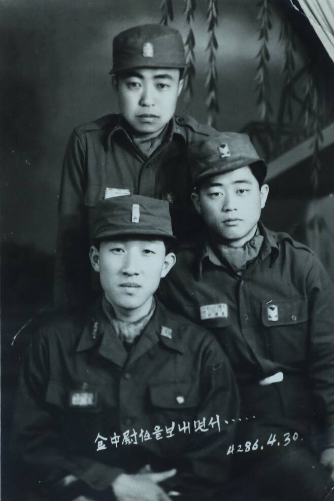 김영관 한국광복군동지회 명예회장(아래 왼쪽)은 6·25 때 자진해 또다시 군에 입대해서 공병 장교로 근무했다. 1953년 군 동료들과 함께한 모습. 김영관 제공