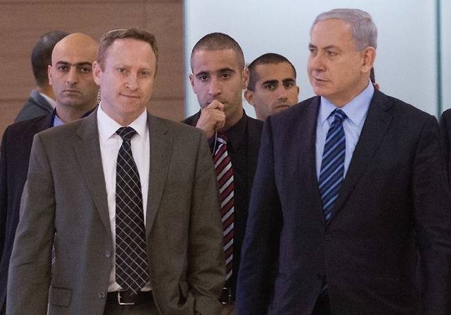 부패 혐의로 경찰 수사를 받고 있는 베냐민 네타냐후 이스라엘 총리(오른쪽)와 최근 네타냐후 총리 수사에 협조하기로 경찰과 약속한 측근 아리 해로의 모습. 사진 출처: <예루살렘 포스트>