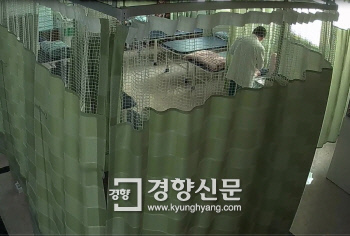 ㄱ씨가 증거 인멸을 위해 삭제한 병원 내 폐쇄회로(CC)TV 영상.   |통영해경 제공