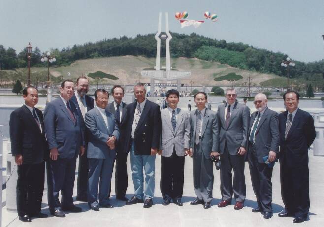 광주민주화운동을 기록해 세계에 알린 외신기자들이 1997년 5월17일 광주 5.18국립묘지를 방문했다. 가운데 청바지를 입은 이가 위르겐 힌츠페터 기자다.(이재의 제공)© News1