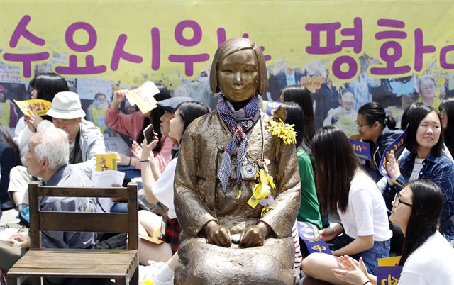 평화의 소녀상이 5월 10일 오후 서울 종로구 일본대사관 앞에서 열린 정기 수요시위에서 자리를 지키고 있다. 연합뉴스