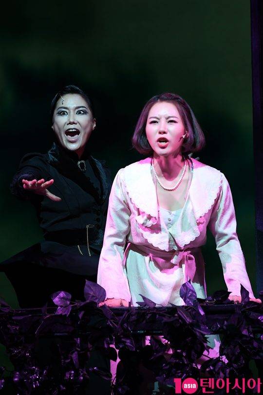 배우 신영숙, 이지혜가 11일 오후 서울 용산구 한남동 블루스퀘어 삼성전자홀에서 열린 뮤지컬 ‘레베카’ 프레스콜에 참석해 멋진 무대를 펼치고 있다.