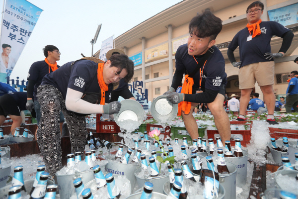 10일 오후 전주종합경기장에서 열린 ‘2017 가맥축제’에서 자원봉사자들이 맥주가 담긴 통에 얼음을 채우고 있다 . /연합뉴스