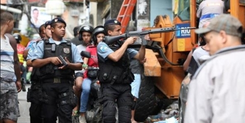 리우 빈민가 근처에서 순찰활동을 하는 경찰관들[브라질 뉴스포털 UOL]