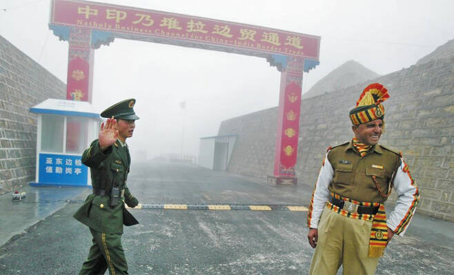 중국과 인도는 최근 히말라야 고원의 접경(接境)지대에서 두 달 가까이 군사적으로 대치하며 국경분쟁을 벌이고 있다. 사진은 지난 2008년 7월 인도 북동부 시킴주(州) 국경지대에서 근무 중인 중국 군인(왼쪽)과 인도 군인의 모습. /AFP 연합뉴스