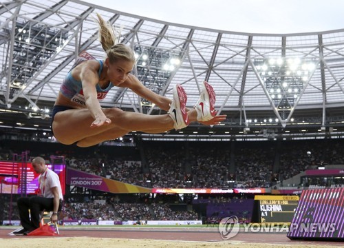 (런던 AP=연합뉴스) 러시아 멀리뛰기 다리야 클리시나가 12일(한국시간) 런던 올림픽 스타디움에서 열린 여자 멀리뛰기 결승에서 도약하고 있다.