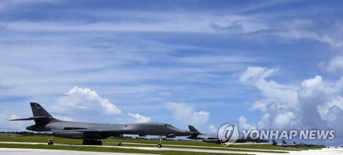 북한의 포위사격 위협을 받는 괌 앤더슨 공군기지에서 대기하는 장거리 전략폭격기 B-1B '랜서'[미 공군 제공=연합뉴스]