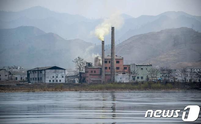 중국 단둥에서 바라본 북한 신의주 인근 공장의 모습. © AFP=뉴스1
