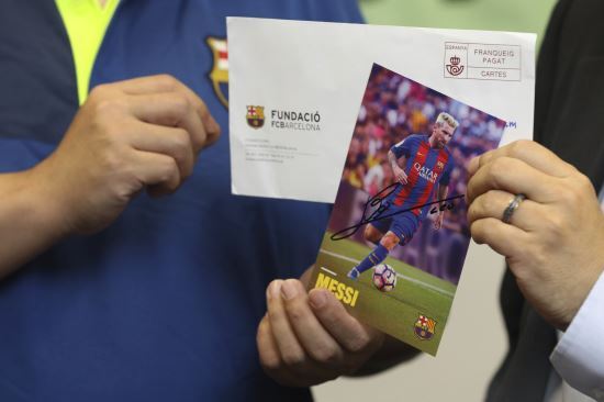홍콩 민주당의 하워드 람 당원이 11일 홍콩의 기자회견실에서 스페인 프로축구 프리메라리가 FC바르셀로나의 리오넬 메시 선수가 보낸 친필 사인을 보여주고 있다. AP뉴시스