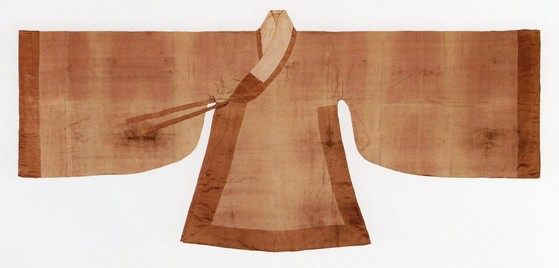 2006년 경기도 광주 신경유(1581~1633)의 분묘에서 출토한 전통 수의모습. 조선시대 관직자들의 예복인조복을 수의로 사용했다.[사진 단국대]