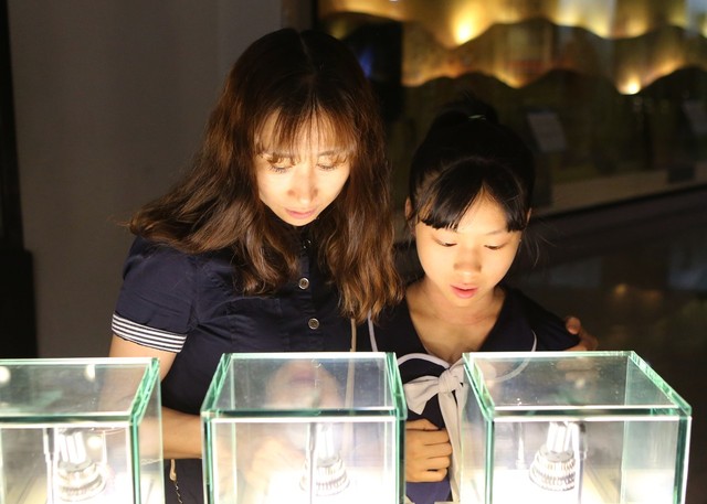 익산 보석박물관을 찾은 모녀 탐방객이 ‘탄생석’ 코너의 보석들을 살펴보고 있다.