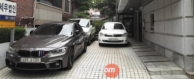 지난 8일 서울 강남의 한 오피스텔 주차장에 외부인의 외제차가 입주민의 차량을 가로막고 세워져 있다. /이벌찬 기자