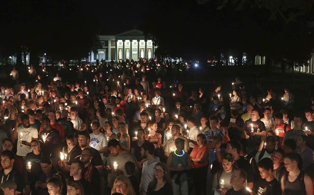 그림 116일 미국 버지니아주 샬러츠빌에서 시민들이 인종차별과 증오, 폭력에 항의하기 위해 촛불을 들고 거리를 행진하고 있다. 샬러츠빌=AP 연합뉴스