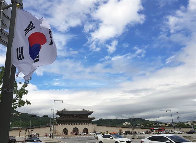 16일 오후 서울 광화문 삼거리에는 더위가 주춤한 가운데 모처럼 맑은 하늘이 보인다. 연합뉴스
