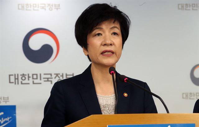 김영주 고용노동부 장관이 17일 오전 정부서울청사 브리핑룸에서 '중대 산업재해 예방대책'을 발표하고 있다. 연합뉴스
