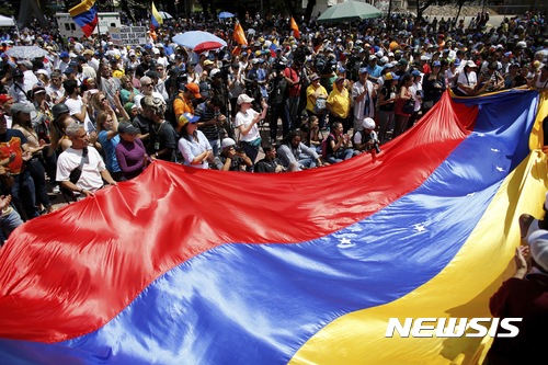 【카라카스=AP/뉴시스】12일(현지시간) 베네수엘라 수도 카라카스에서 니콜라스 마두로 대통령 퇴임을 요구하는 반정부 시위가 진행되고 있다. 2017.8.14.
