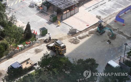 계속되는 하자 보수 (화성=연합뉴스) 홍기원 기자 = 7일 오전 경기도 화성시 동탄2신도시 A23블록 부영아파트에서 하자 보수를 위한 공사가 진행되고 있다. 이 아파트는 일반 아파트보다 2∼3배 많은 7만8천여건의 하자보수가 발생한 것으로 확인됐다. 2017.8.7 xanadu@yna.co.kr