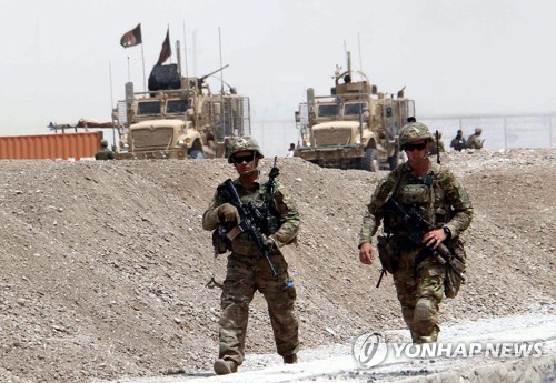 2일 아프가니스탄 남부 칸다하르에서 나토군이 탈레반 자폭 공격 현장을 경계하고 있다.[EPA=연합뉴스 자료사진]