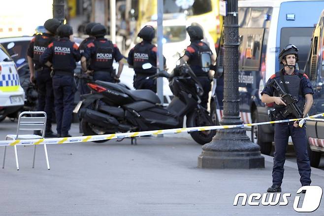 17일(현지시간) 차량돌진 테러가 발생한 스페인 바르셀로나 중심가의 라 람블라 지구에서 무장 경찰이 경계 근무를 서고 있다. © AFP=뉴스1