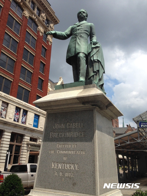 【렉싱턴=AP/뉴시스】미국 켄터키주 렉싱턴에 15일(현지시간) 존 C 브레킨리지 전 연방정부 부통령 동상이 서있다. 브레킨리지는 1861년 남북전쟁이 발발하면서 남부연합군에 가담했고, 1865년에는 전쟁장관을 지내기도 했다. 렉싱턴 시장은 브레킨리지 등 시내에 있는 남부연합 상징물 철거를 고려 중이다.2017.08.16