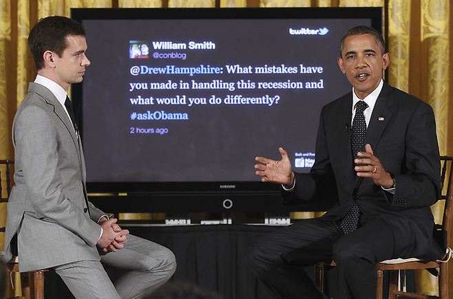 2011년 트위터 공동창업자인 잭 도시와 함께 앉아 트위터로 올라온 질문에 답하고 있는 오바마 대통령. 그는 다음해 재선 도전부터 트위터를 본격적으로 사용하기 시작했다. © 사진=연합뉴스