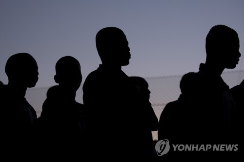 스페인 당국에 체포된 아프리카 난민들 [AFP=연합뉴스 자료사진]