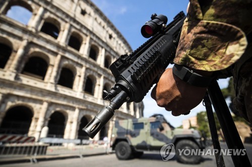 무장 군인이 로마 콜로세움 앞에서 경계를 서고 있다. [EPA=연합뉴스]