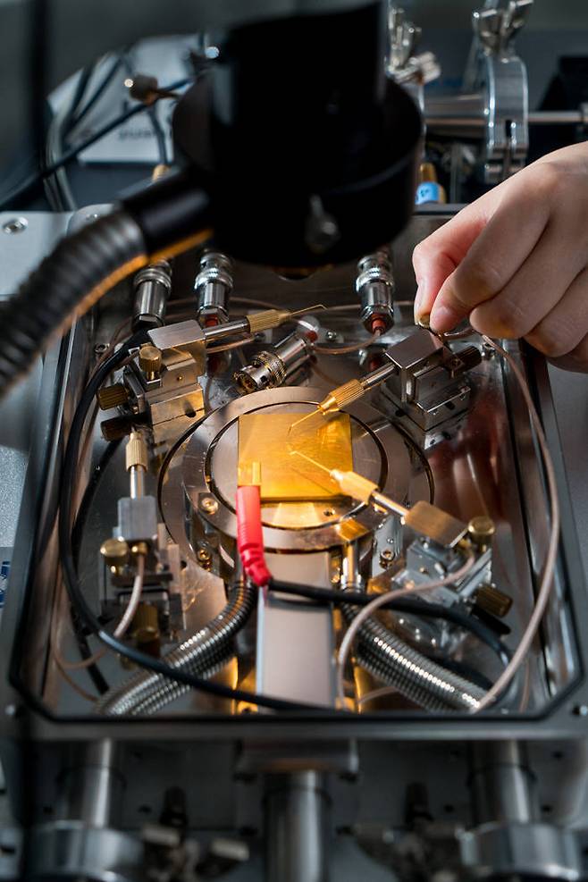 조창희 DGIST 교수팀에서 사용하고 있는 나노 신물질로 만든 광전환효율 측정 장치 출처 : 김진호 칼럼니스트