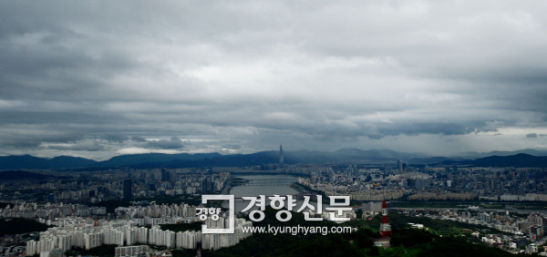 16일 서울 남산에서 바라본 동쪽 하늘이 구름에 덮혀 있다.      김창길 기자 cut@kyunghyang.com
