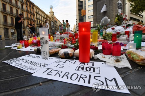 19일(현지시간) 바르셀로나 람블라스 거리에 놓인 촛불과 조화 [AFP=연합뉴스]