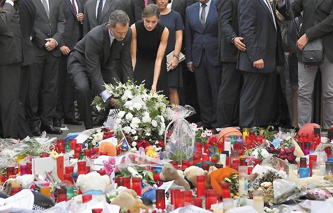 스페인 국왕 부부 희생자 추모 - 19일(현지 시각) 바르셀로나 람블라스 거리에서 발생한 테러 현장을 찾은 스페인 펠리페 6세(왼쪽)와 레티치아(오른쪽) 왕비가 희생자를 추모하며 헌화하고 있다. /AFP 연합뉴스