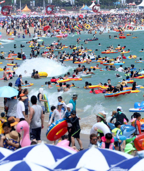 본격적인 휴가철을 맞은 30일 오후 부산 해운대구 해운대해수욕장에서 피서객들이 물놀이를 즐기고 있다. 연합뉴스