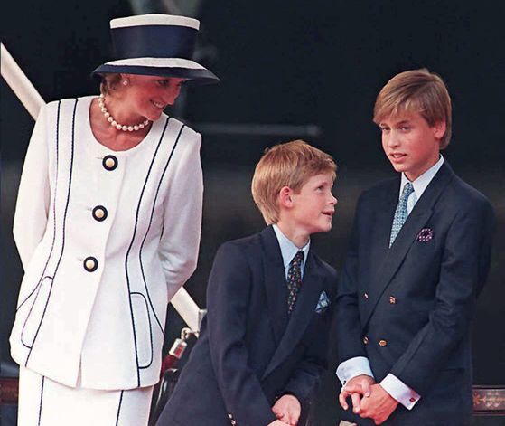 다이애나비와 해리, 윌리엄 왕자. [AFP=연합뉴스]