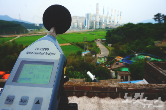 명덕마을 주민들이 자체 마련한 기계로 소음을 측정하는 모습. 지난달 24일 오후에는 48dB~52dB 정도의 소음이 간이 측정됐다. (사진=김광일 기자)