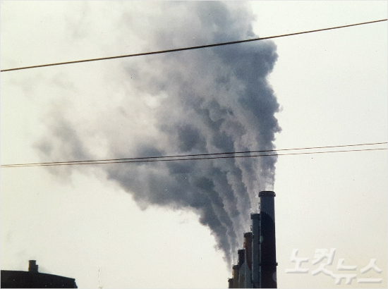 하동 석탄화력발전소 1~6기 굴뚝에서 매캐한 연기가 뿜어져나오고 있다. 7~8호기가 세워지기 전 사진이다. (사진=명덕마을피해대책위 제공)