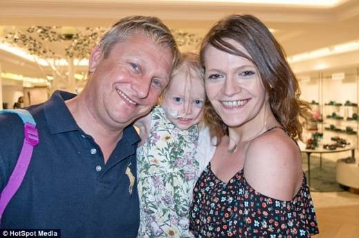 엄마 샤롯 우즈(36)와 아빠 데이비드 존(44)은 가족 휴가가 끝날 무렵에 지속적으로 구토를 하던 딸이 배탈이 아니라 암에 걸렸다는 사실을 알게됐다.