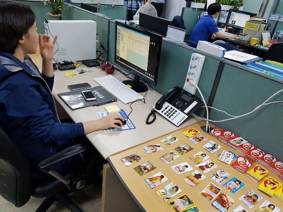 서울시 민생사법경찰단이 성매매 전단지에 표시된 업자 전화번호를 '대포킬러'에 입력하고 있다. [사진 서울시]