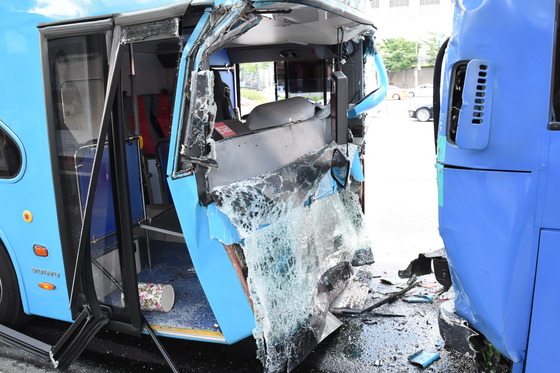 지난 5월 서울 영등포구 여의도 버스 환승센터에서 버스 3대가 추돌하는 사고가 발생했다. 사진=뉴스1