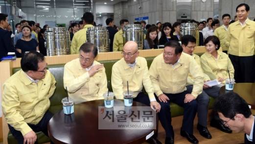 확 달라진 업무보고 - 문재인(왼쪽 두 번째) 대통령이 22일 정부부처 업무보고를 받기에 앞서 정부과천청사 1층에 임시로 마련한 카페에서 차담회를 갖고 유영민(첫 번째) 과학기술정보통신부 장관, 이효성(세 번째) 방송통신위원장 등과 대화하고 있다. 왼쪽 네 번째는 김태년 더불어민주당 정책위 의장. 문 대통령 뒤편으로는 음료를 마시기 위해 카페를 찾은 공무원들이 자유롭게 담소를 나누는 등 이전과 달라진 모습을 보였다.안주영 기자 jya@seoul.co.kr 확 달라진 업무보고 - 문재인(왼쪽 두 번째) 대통령이 22일 정부부처 업무보고를 받기에 앞서 정부과천청사 1층에 임시로 마련한 카페에서 차담회를 갖고 유영민(첫 번째) 과학기술정보통신부 장관, 이효성(세 번째) 방송통신위원장 등과 대화하고 있다. 왼쪽 네 번째는 김태년 더불어민주당 정책위 의장. 문 대통령 뒤편으로는 음료를 마시기 위해 카페를 찾은 공무원들이 자유롭게 담소를 나누는 등 이전과 달라진 모습을 보였다.안주영 기자 jya@seoul.co.kr