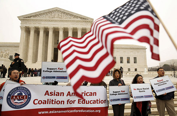 ⓒREUTERS 2016년 12월9일 미국 워싱턴 대법원에서 대학 입시의 소수계 우대 정책에 대한 심리가 열리자, 아시아계 대학생들이 아시아계 차별을 철폐하라고 시위를 벌이고 있다.