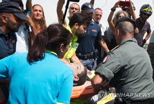 (이스키아섬<이탈리아> AFP=연합뉴스) 22일 이탈리아 이스키아섬에서 16시간 만에 구조된 치로 마르몰로(11)가 들것에 실려 병원으로 이송되고 있다. 그는 기지와 침착함으로 7살 동생의 목숨까지 구해냈다.