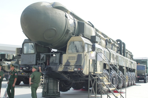 (모스크바=연합뉴스) 전시회장에 모습을 드러낸 러시아제 대륙간탄도미사일(ICBM) '토폴'.