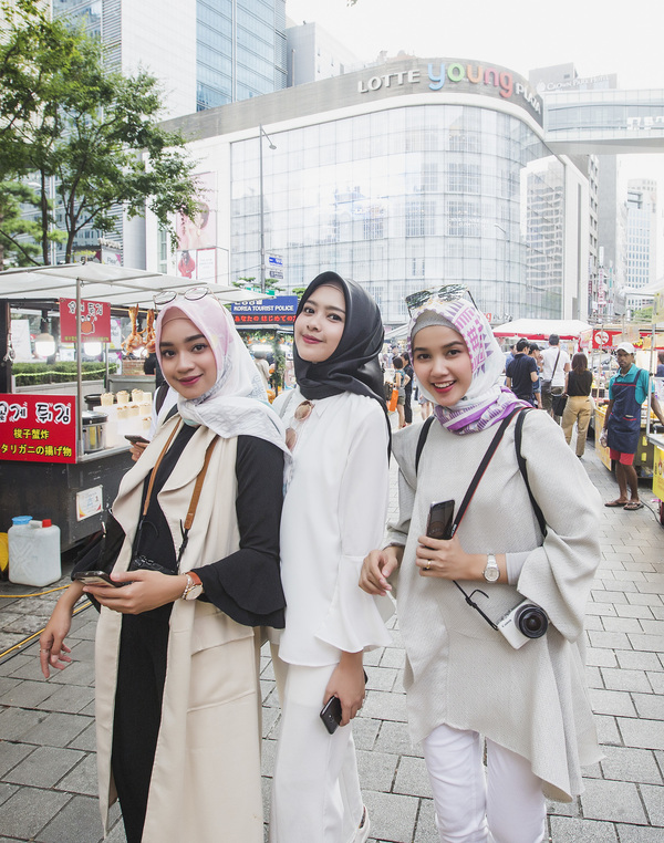 한국관광공사 초청으로 한국을 찾은 ‘2017 미스 무슬림 인도네시아’ 수상자들이 16일 서울 명동에서 쇼핑을 즐기고 있다. 사진 윤동길(스튜디어 어댑터 실장)